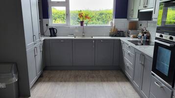 Cottage | Private kitchen | Dishwasher, cookware/dishes/utensils