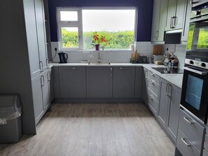 Cottage | Private kitchen | Dishwasher, cookware/dishes/utensils