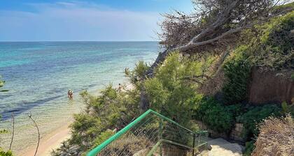 Villa Siro Is Morus a few steps from the sea surrounded by greenery