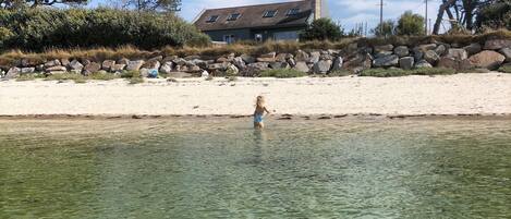 بالقرب من الشاطئ