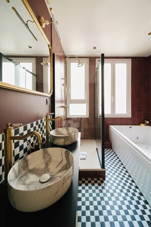 Familie penthouse | Badkamer | Gratis toiletartikelen, een haardroger, handdoeken, zeep