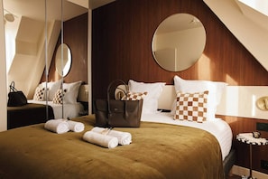 Premium bedding, laptop workspace, soundproofing, free WiFi