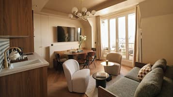 Family Apartment, Hot Tub | Living area