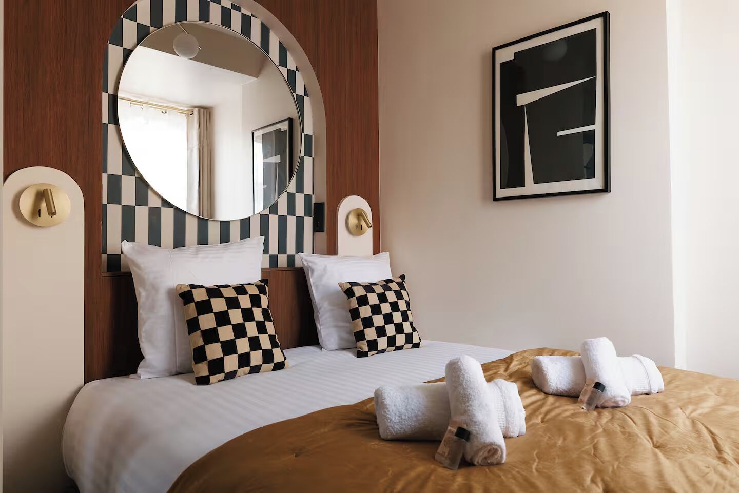 Family Apartment | Premium bedding, laptop workspace, soundproofing, free WiFi