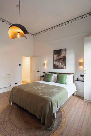 1 chambre, fer et planche à repasser, lit de bébé portatif