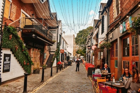 Outdoor dining. The West End Retreat - 5* Apartment