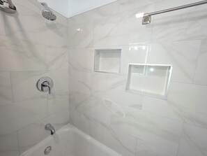 Hair dryer, towels, soap, toilet paper - 3-bedroom house in enchanting Niagara Falls with AC, WiFi (Niagara Falls)