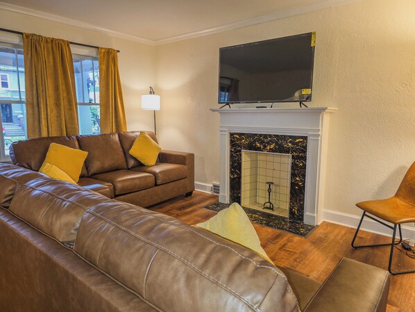 Smart TV - 3-bedroom house in enchanting Niagara Falls with AC, WiFi (Niagara Falls)