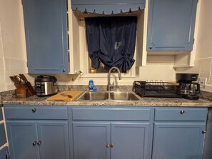 Microwave, oven, stovetop - 3-bedroom house in enchanting Niagara Falls with AC, WiFi (Niagara Falls)