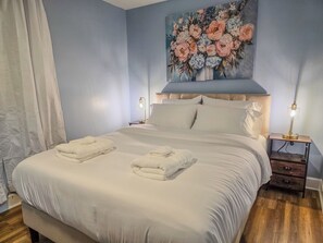 3 habitaciones, tabla de planchar con plancha, wifi y ropa de cama 