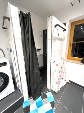 Haartrockner, Handtücher, Seife, Toilettenpapier