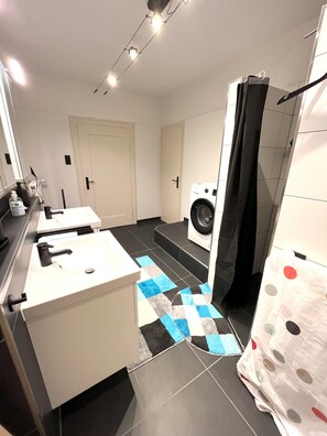 Hair dryer, towels, soap, toilet paper - Vacation apartment 90 m², 2 bedrooms (6 beds in total), 1 living room near Vilstalradweg (Vilshofen an der Donau)