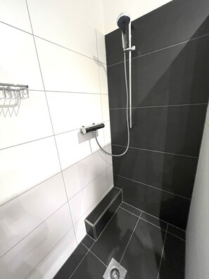 Sèche-cheveux, serviettes fournies, savon, papier toilette
