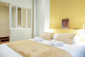 Apartamento familiar | Espacio para trabajar con un portátil, wifi gratis, ropa de cama
