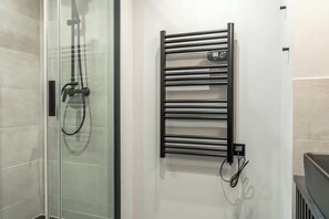 Comfort Apartment | Bathroom | Shower, free toiletries, towels, soap