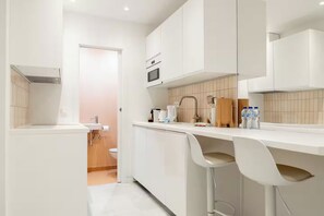 Apartamento Confort | Cocina privada | Frigorífico, microondas, horno y placa de cocina