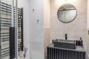 Apartamento Confort | Baño | Ducha, artículos de higiene personal gratuitos, toallas y jabón