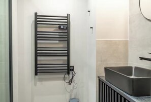 Comfort Apartment | Bathroom | Shower, free toiletries, towels, soap - Résidence Greffulhe (Paris)