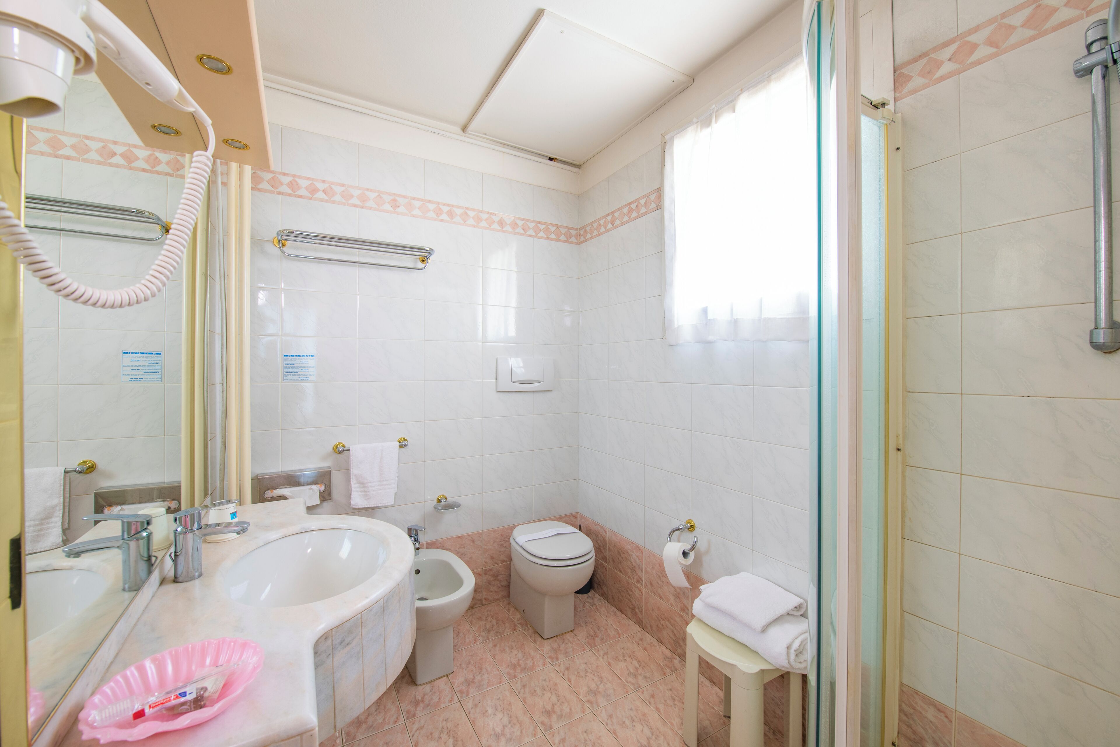 샤워 시설, 헤어드라이어, 타월, 비누