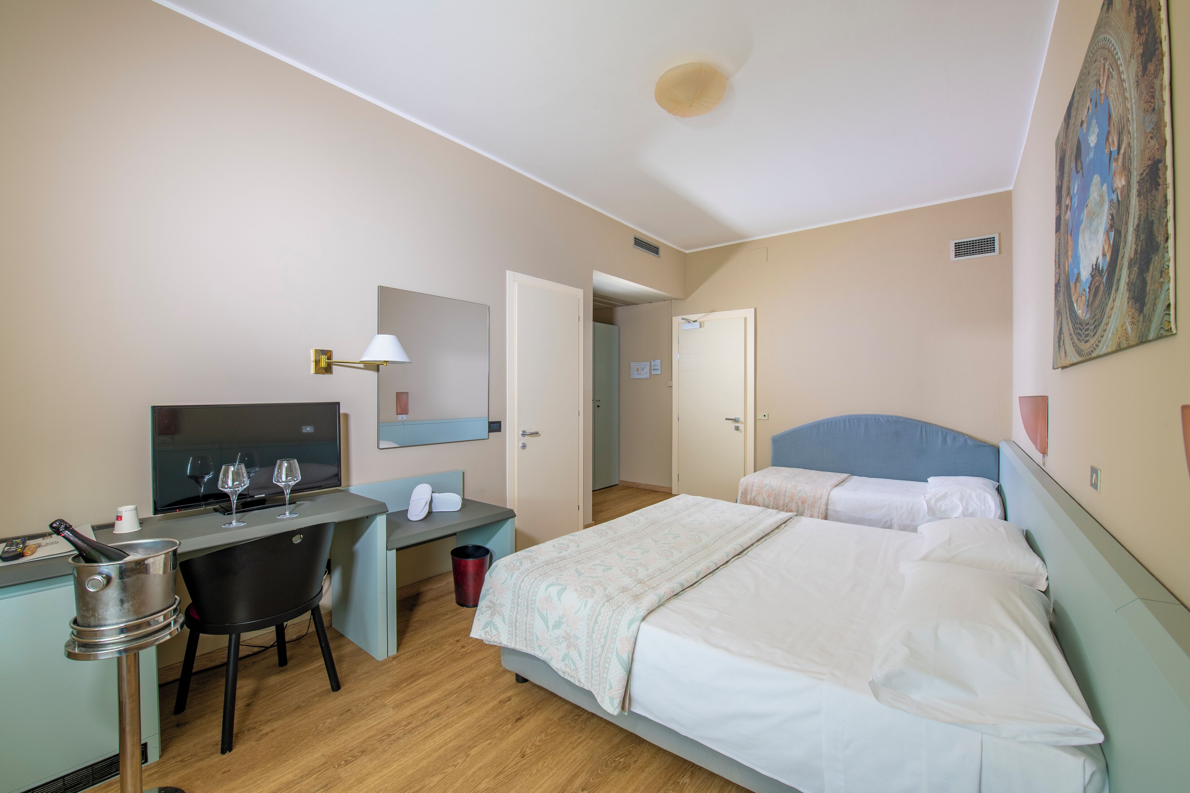 Junior dubbelrum - utsikt mot innergården | Värdeförvaringsskåp på rummet, skrivbord och gratis wi-fi