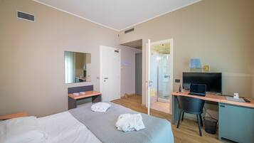 In-room safe, desk, free WiFi