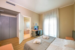 Basic dubbelrum eller tvåbäddsrum - balkong - utsikt mot bergen | Värdeförvaringsskåp på rummet, skrivbord och gratis wi-fi