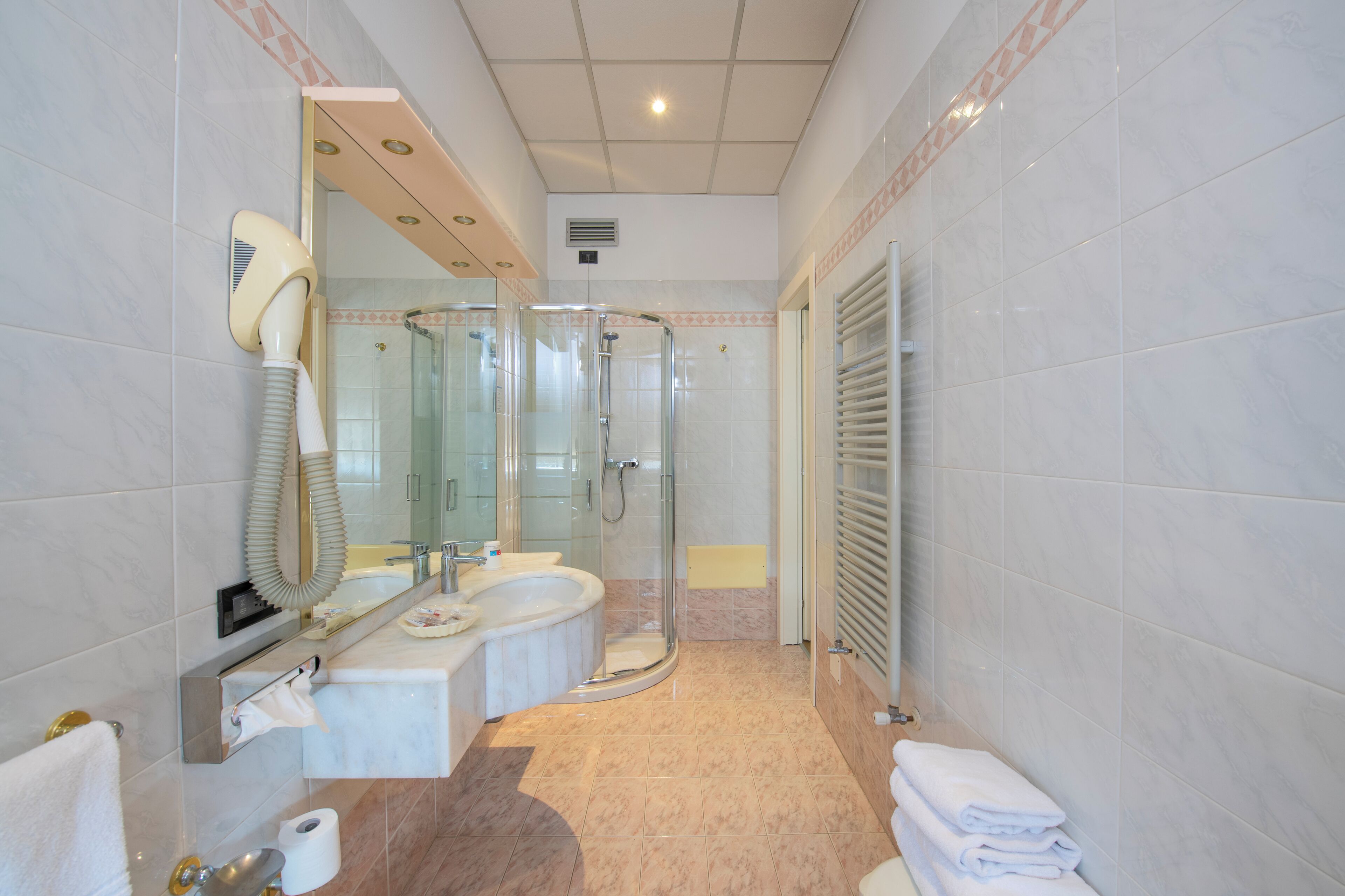 Junior-Doppelzimmer, Blick auf den Innenhof | Badezimmer | Dusche, Haartrockner, Handtücher, Seife