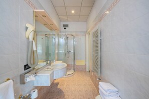 Junior dubbelrum - utsikt mot innergården | Badrum | Dusch, hårtork, handdukar och tvål