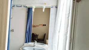 Double Room, 2 Twin Beds | Bathroom - Hotel Le Fontenoy (Provins)