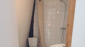 Room, 1 Twin Bed | Bathroom - Hotel Le Fontenoy (Provins)