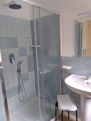 Doccia, asciugacapelli, bidet, asciugamani
