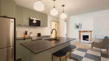 Frigorífico, microondas, horno y placa de cocina