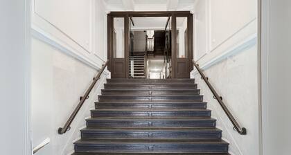 The Manchester - 3 bedroom apartment in Downtown Montreal with parking