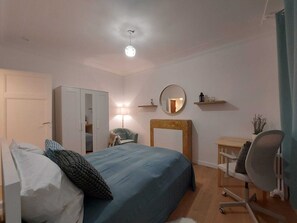 3 dormitoris, planxa i posts de planxar, wifi i roba de llit