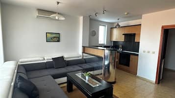 Standard-Apartment, 1 Schlafzimmer, Balkon, Meerblick | Wohnbereich