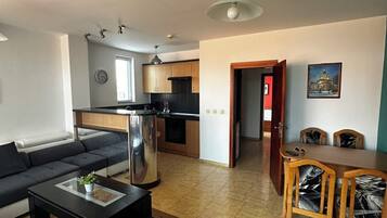 Standard-Apartment, 1 Schlafzimmer, Balkon, Meerblick | Wohnbereich
