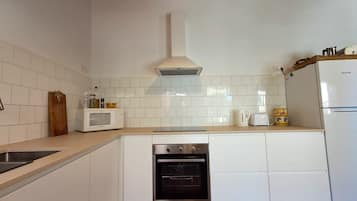 Frigorifero, microonde, forno, piano cottura