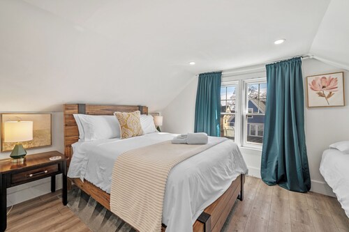 Renovated 3rd-Floor Retreat | 3 Beds | Roslindale Village