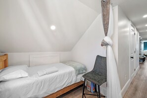 1 bedroom, WiFi - Renovated 3rd-Floor Retreat | 3 Beds | Roslindale Village (Boston)