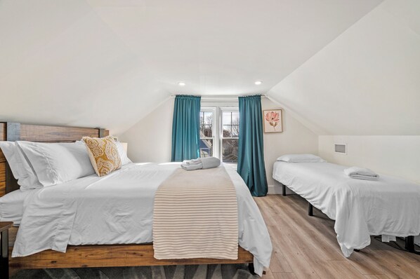 1 bedroom, WiFi - Renovated 3rd-Floor Retreat | 3 Beds | Roslindale Village (Boston)