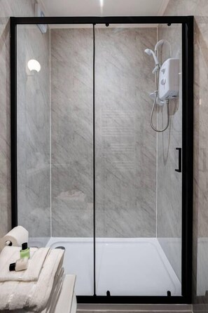 Dusche, Haartrockner, Handtücher, Seife