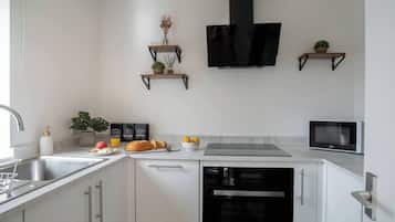 Refrigerador, microondas, horno y cafetera y tetera