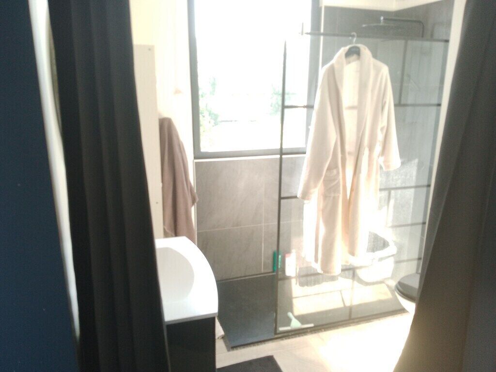 Douche, serviettes fournies, papier de toilette