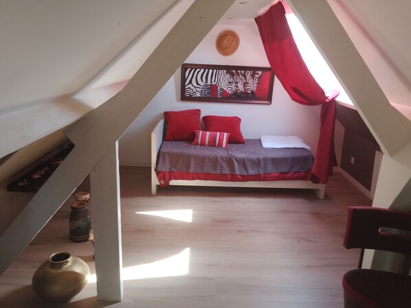 4 bedrooms, iron/ironing board, WiFi, bed sheets