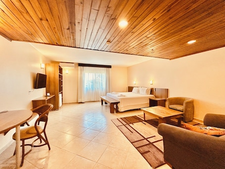 In-room safe, desk, laptop workspace, free WiFi