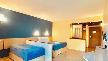 Cofres nos quartos, escrivaninha, espaço de trabalho para notebook