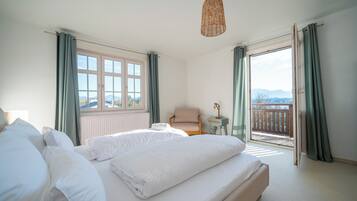 5 bedrooms, iron/ironing board, WiFi, bed sheets