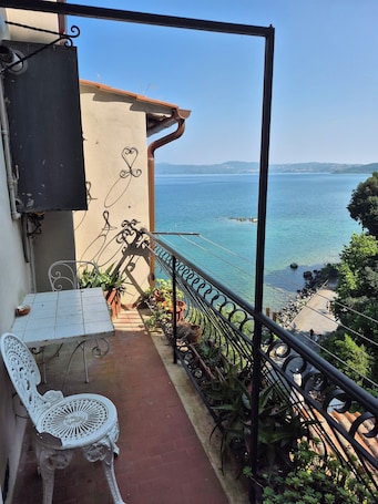 Parco della struttura. La Casa Sul Lago –Historic 16th-Century Apt with 180° Lake View in Medieval Town
