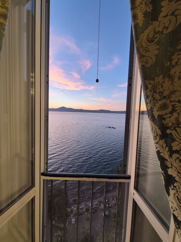 La Casa Sul Lago –Historic 16th-Century Apt with 180° Lake View in Medieval Town