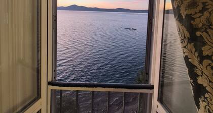 La Casa Sul Lago –Historic 16th-Century Apt with 180° Lake View in Medieval Town